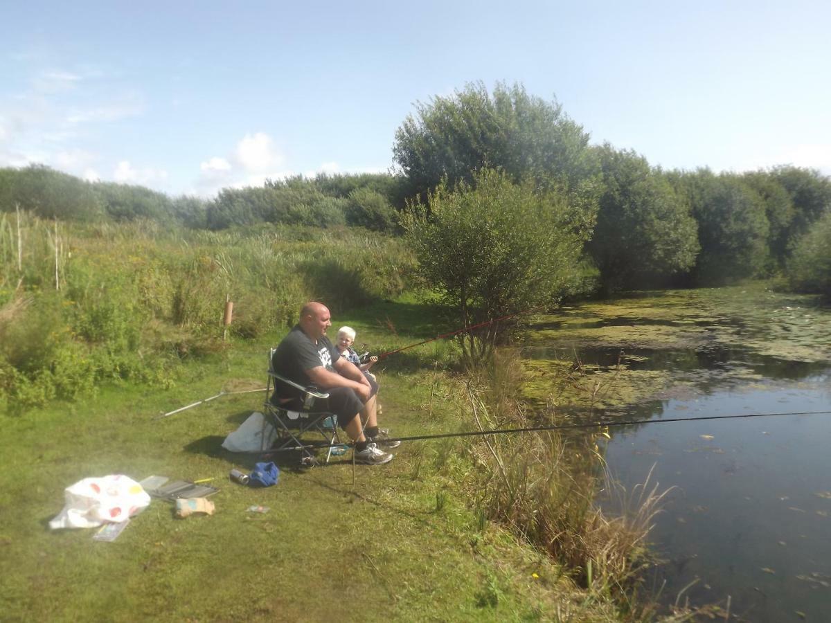 Willa Marsh Water Ponds Fishery Kidwelly Zewnętrze zdjęcie